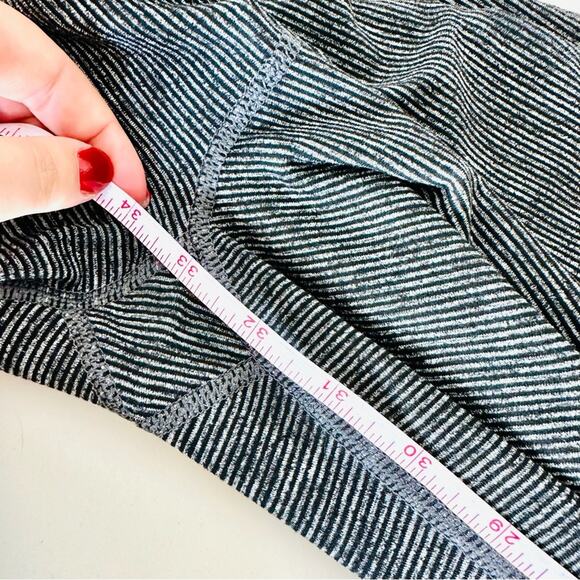 2 OLD NAVY ACTIVE Grey Black Go Dry Striped Geometric High Rise Gym Leggings S - Picture 16 of 16